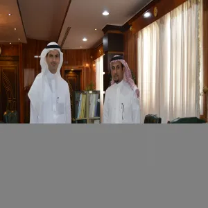 وكيل الجامعة للدراسات العليا والبحث العلمي يهدي معالي مدير الجامعة إصدارات الوكالة من الكتب وسلسلة المجلات العلمية المُحكمة .