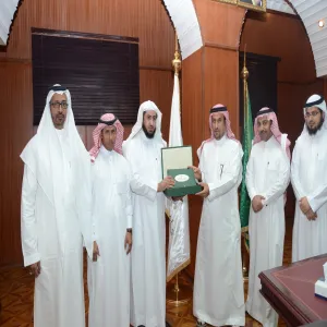 العمادة تقدم تقريرها السنوي الثالث إلى معالي مدير الجامعة