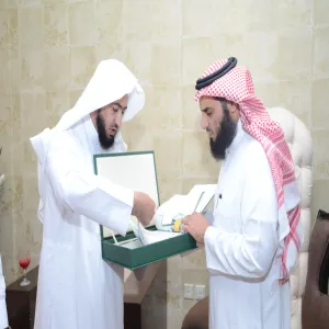 وكيل الجامعة للشؤون التعليمية يتسلم نسخة من التقرير السنوي لعمادة التعليم الإلكتروني