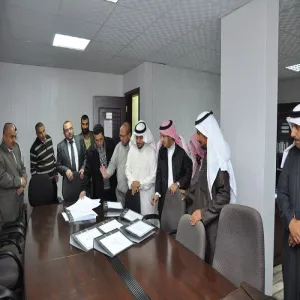وكالة الجامعة للشؤون التعليمية تطمئن على سير الاختبارات في كلية التربية