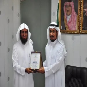 كلية التربية تكرم زمليها الدكتور العايضي