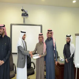 عمادة الجودة وتطوير المهارات تكرم الموظفين المثاليين