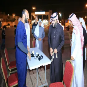 الطاقم الطبي يشارك في برنامج تعزيز الصحة الذي أقامه نادي الحي بالمجمعة بمضمار المشاة