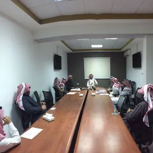 اجتماع العميد مع المؤظفين