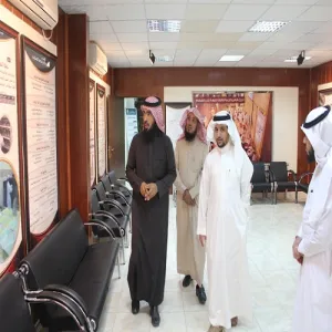 وكيل العمادة للبرامج المجتمعية يزور المستودع الخيري بالمحافظة