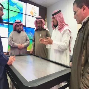 مدير المرصد الفلكي بالجامعة يزور وحدة متابعة التقلبات الجوية والوحدة الرقمية ( آمن ) .