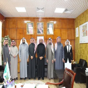 بتوجيهات معالي مدير الجامعة : تسليم نسخة من نظام النقل الجامعي لجامعة شقراء