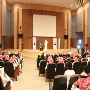 عمادة شؤون الطلاب تنظم دورة في فن الإلقاء
