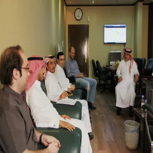 عميد تقنية المعلومات يكرم مجوعة من موظفي نظم التشغيل