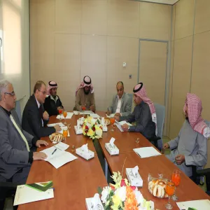 عمادة خدمة المجتمع تعقد اجتماعاً استثنائياً لمناقشة حالات المتعثرين ببرامج التجسير