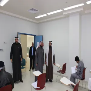عميد الكلية يتفقد عملية سير الاختبارات النهائية للفصل الاول
