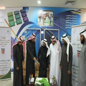 منسوبو عمادة شؤون الطلاب ونادي أصدقاء نزاهة يهنئون مدير عام الشؤون الإدارية والمالية