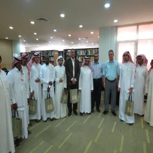 وفد طلابي من الكلية يزور مكتبة الجامعة المركزية