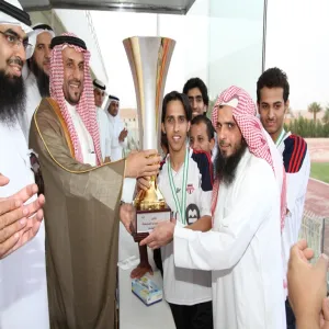 بعد فوزه على كلية المجتمع برباعية معالي مدير الجامعة يتوج فريق كلية الهندسة بكاس معاليه
