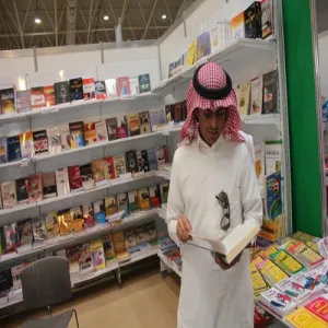 عمادة شؤون الطلاب تزور بطلاب الجامعة إلى معرض الكتاب وتدعمهم مادياًً