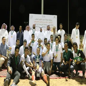 عميد شؤون الطلاب يتوج كليةالعلوم الطبية بكأس الدوري