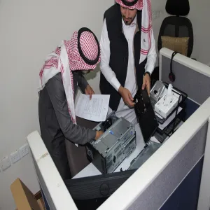 موظفين الدعم الفني ينتهون من فحص عدد من الأجهزة المكتبية والمحمولة الجديدة