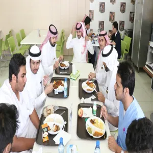 وكيل الجامعة للشؤون التعليمية يتفقد مطعم المدينة الجامعية ويستطلع رأي الطلاب حول الخدمات المقدمة