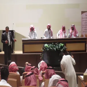 قسم اللغة الإنجليزية يقيم مناظرة علمية بين طلابه
