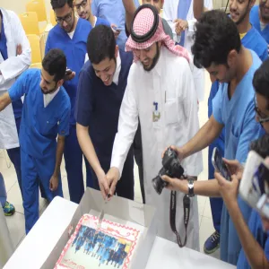 في بادرة تحفيزية طلاب الدفعة الثالثة يكرمون زملائهم المتميزون في الدفعة