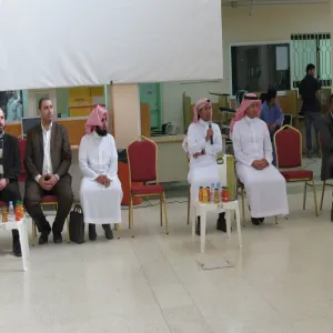 الأنشطة الطلابية تنظم لقاء طلابيا مفتوحا باللغة الإنجليزية مع رئيس قسم العلوم الإدارية والإنسانية