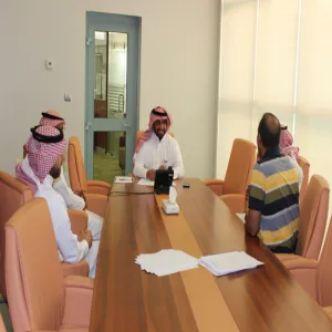 رئيس لجنة تطوير المقررات الالكترونية يعقد الاجتماع الأول