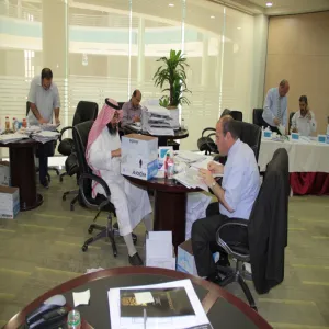 العمادة بالتعاون مع الكليات تفرز ملفات المتقدمين للدبلومات