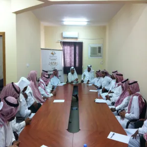 سعادة وكيل كلية رماح للشؤون التعليمية يعقد اجتماعا مع الموظفين