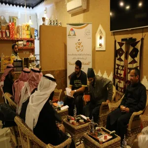 المحاضرة الأخيرة تحت طاولة نادي القراءة بجامعة المجمعة