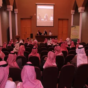 سعادة وكيل الجامعة للشؤون التعليمية يكرم الموظفين والموظفات المتميزين