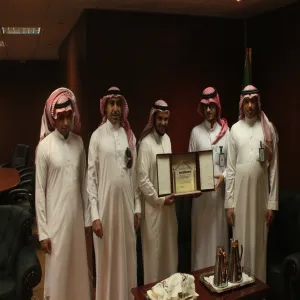 منسوبو الوكالة يكرمون د . المطيري