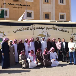 حافلة التدريب والتعليم الإلكتروني المجتمعي المتنقل تقيم عدة برامج تدريبيه في كلية العلوم والدراسات الإنسانية برماح
