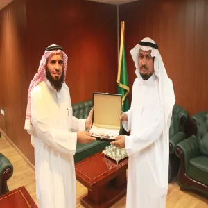 وكيل الجامعة للشؤون التعليمية يتسلم التقرير السنوي لكلية التربية بالمجمعة