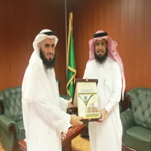 وكيل الجامعة للشؤون التعليمية يتسلم التقرير السنوي لكلية التربية بالزلفي