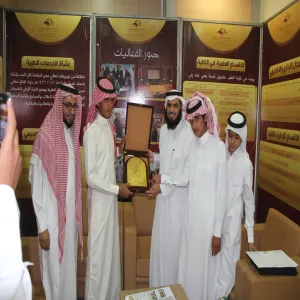 متوسطة الملك فيصل تكرم المشرف على كلية الطب والخدمات الطبية والمدير الطبي للخدمات الطبية