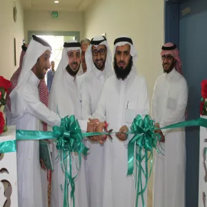 (سعادة المشرف على كلية الطب والخدمات الطبية يفتتح وحدة دعم الطالب)