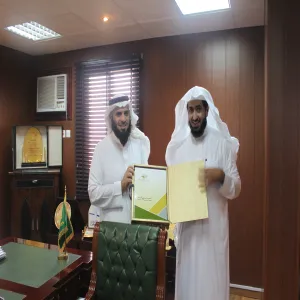 سعادة وكيل الجامعة يسلم التقرير السنوي الثالث لسعادة وكيل الجامعة للشؤون التعليمية