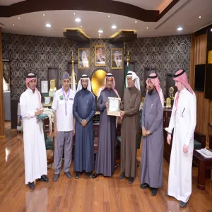 معالي مدير الجامعة يسلم تقرير الدراسة الأولية لعشائر جوالة الجامعة لمعالي وزير التربية والتعليم رئيس جمعية الكشافة العربية السعودية
