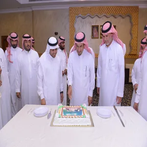 بمناسبة نجاح حفل تخريج الدفعة السابعة من طلاب الجامعة : معالي مدير الجامعة يلتقي بالمنظمين ويشكرهم على جهودهم
