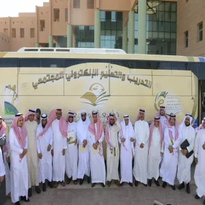 معالي مدير الجامعة يدشن مشروع التدريب والتعليم الإلكتروني المجتمعي المتنقل