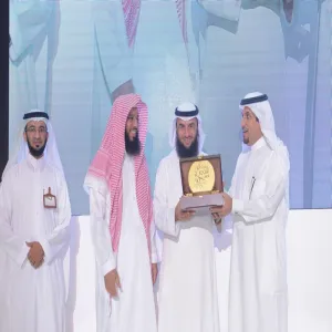 تكريم عمادة شؤون الطلاب بالجامعة لقسم الدراسات الإسلامية على مشاركته الفاعلة في نجاح وبرامج العمادة