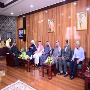 معالي مدير الجامعة يطلع على دليل مؤشرات قياس الأداء للخطة الاستراتيجية الثانية