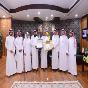 معالي مدير الجامعة يتسلم التقرير السنوي لإدارة المراجعة الداخلية والدليلين الإجرائيين للمراجعة المالية و مراجعة الأداء