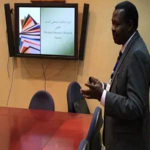 الكلية تقيم حلقة نقاش بعنوان " البنية البلاغية لمستخلص البحث العلمي "