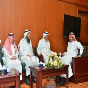 وفد من كلية إدارة الأعمال يزور معالي مدير الجامعة لتهنئتة بالثقة الملكية
