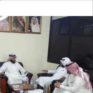 بعض منسوبي الإدارة العامة للأمن الجامعي في الجامعة يزورون الإدارة القانونية