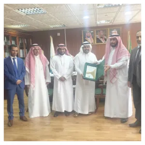 وكيل الجامعة للشؤون التعليمية يتسلم تقرير عن الملتقى الأول لريادة الأعمال من عميد كلية رماح