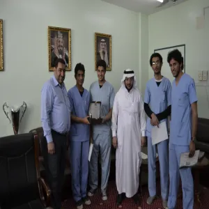 سعادة عميد الكلية الدكتور/ عبدالرحمن بن عبدالله الاطرم يلتقي الطلاب المشاركين بفعاليات المؤتمر العلمي الخامس بطلاب طب الاسنان