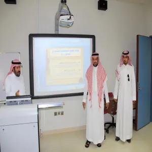 المشرف على الإدارة العامة للتخطيط والتطوير الإداري يقوم بزيار ة لإحدى الدورات التي يقيمها معهد الإدارة العامة بالتعاون مع الجامعة