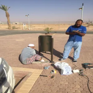 تركيب كراسي إسمنتية وحاويات للنظافة